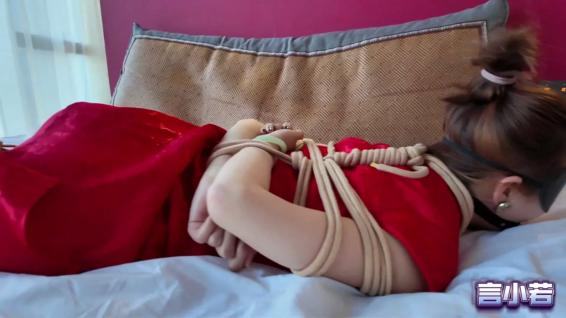 Screenshot 4 from Nomi’s Scarlet Embrace: Cheongsam Bondage by Yan Xiaoruo