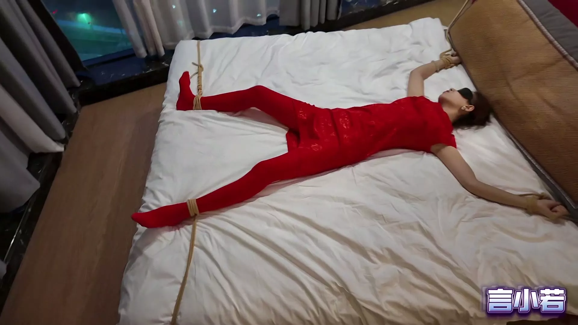 Screenshot 5 from Nomi’s Scarlet Embrace: Cheongsam Bondage by Yan Xiaoruo