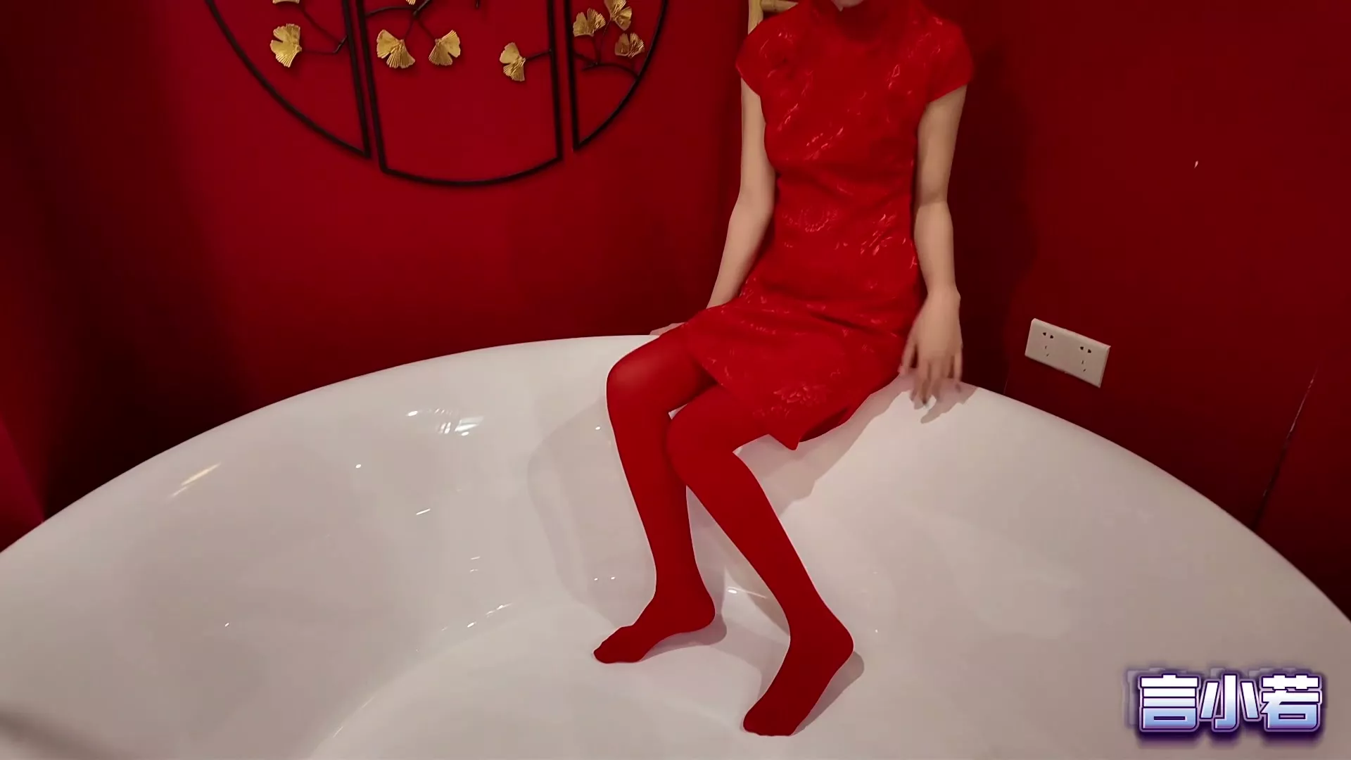 Screenshot 7 from Nomi’s Scarlet Embrace: Cheongsam Bondage by Yan Xiaoruo