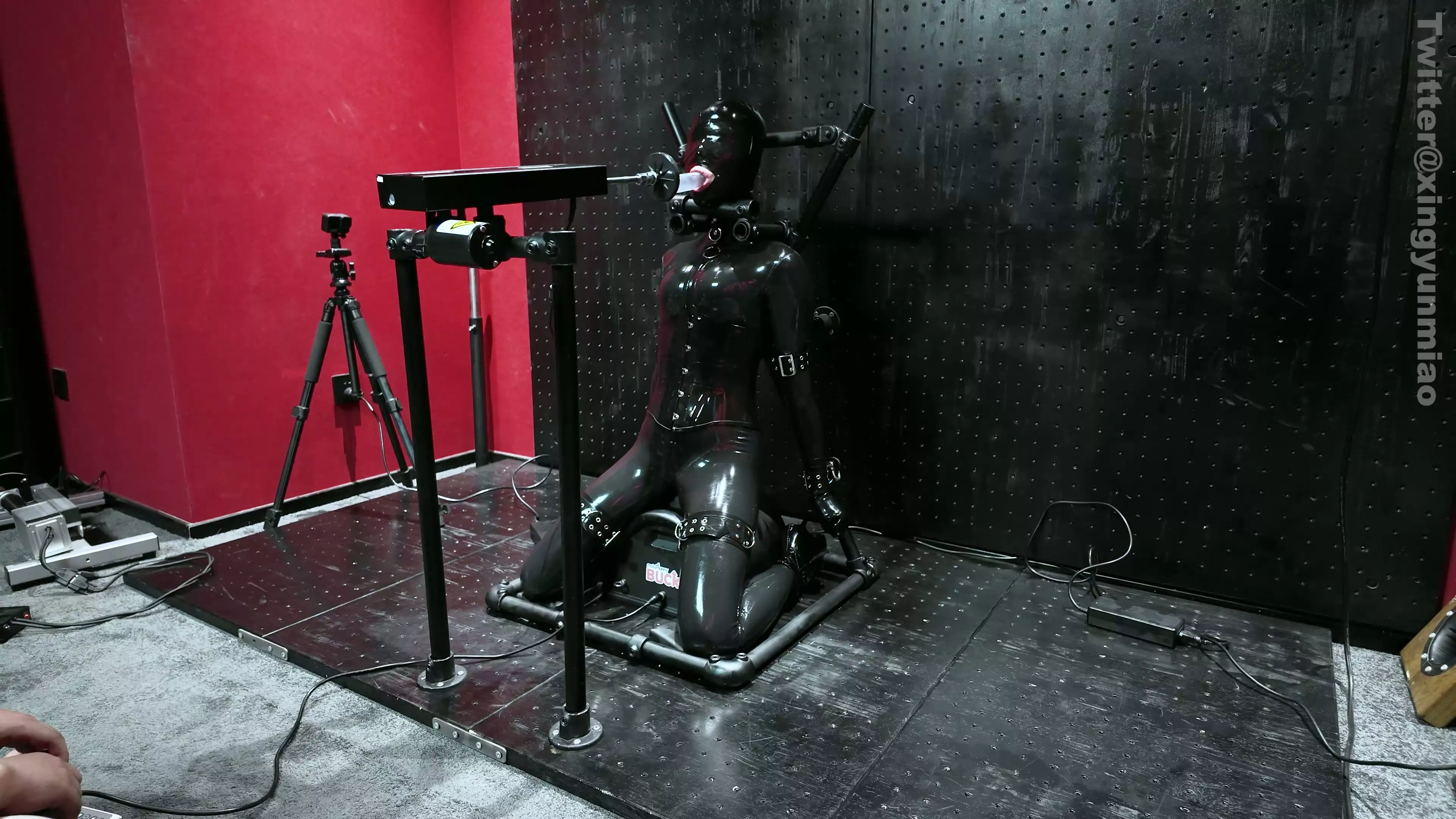 Screenshot 2 from ZHUA: Steel Pipe Torture Rack & Deep Throat Control