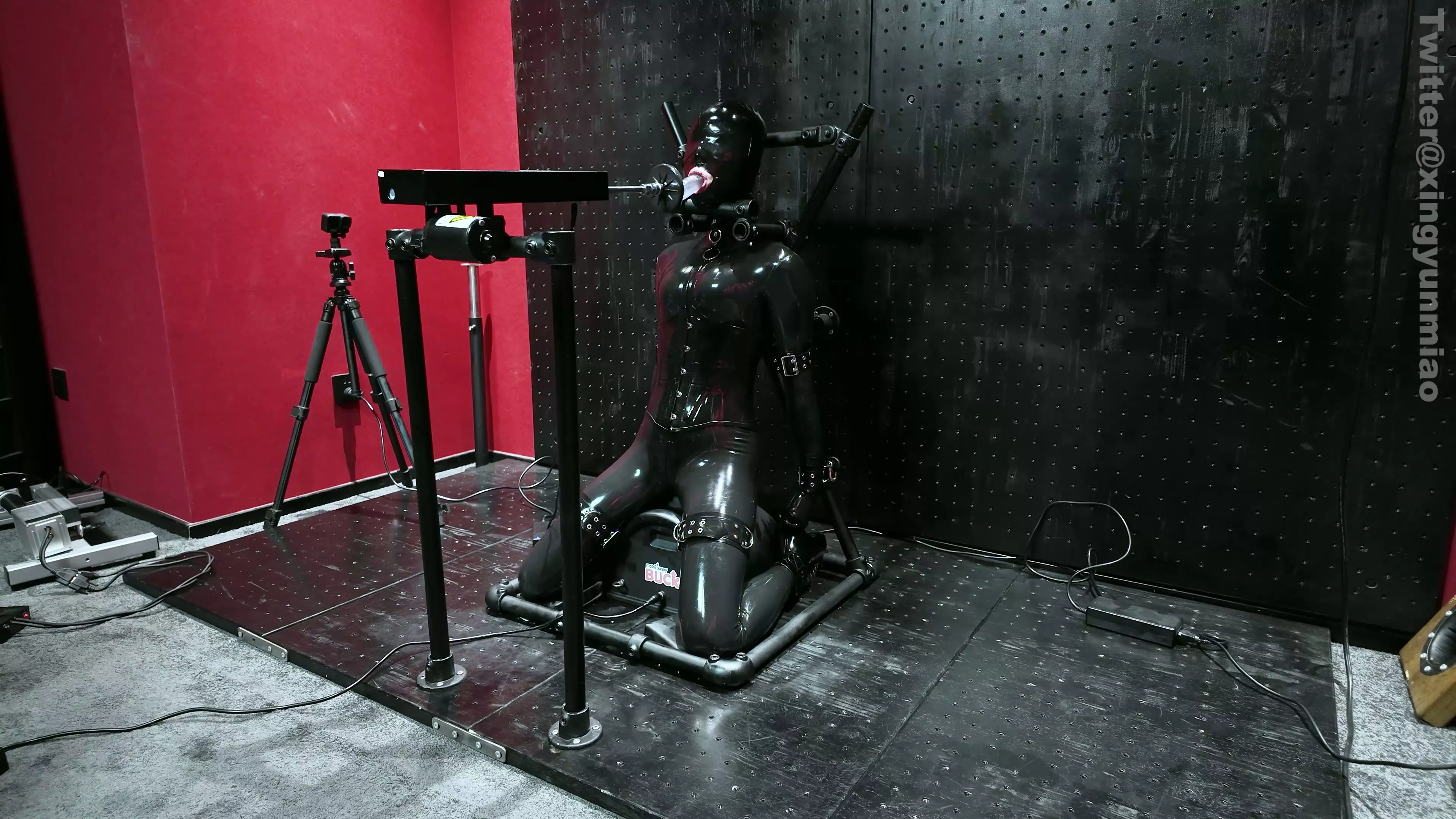 Screenshot 3 from ZHUA: Steel Pipe Torture Rack & Deep Throat Control