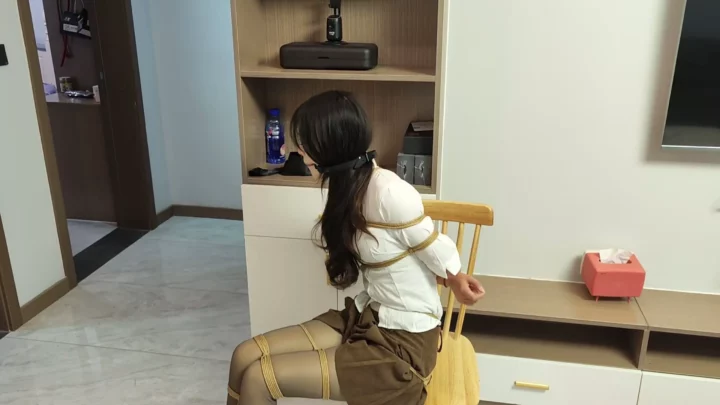 Screenshot 5 from Xiaoxia’s Ordeal: Bound Student’s Household Punishment (Li Daxia)