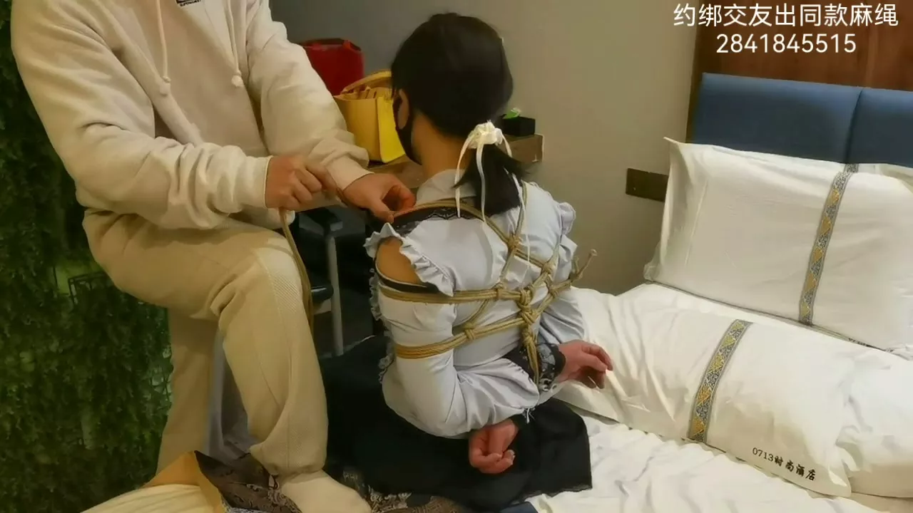 Screenshot 2 from Wo Yiding Hui Huilai De: Gas Mask Suffocation & Frogtie Bondage