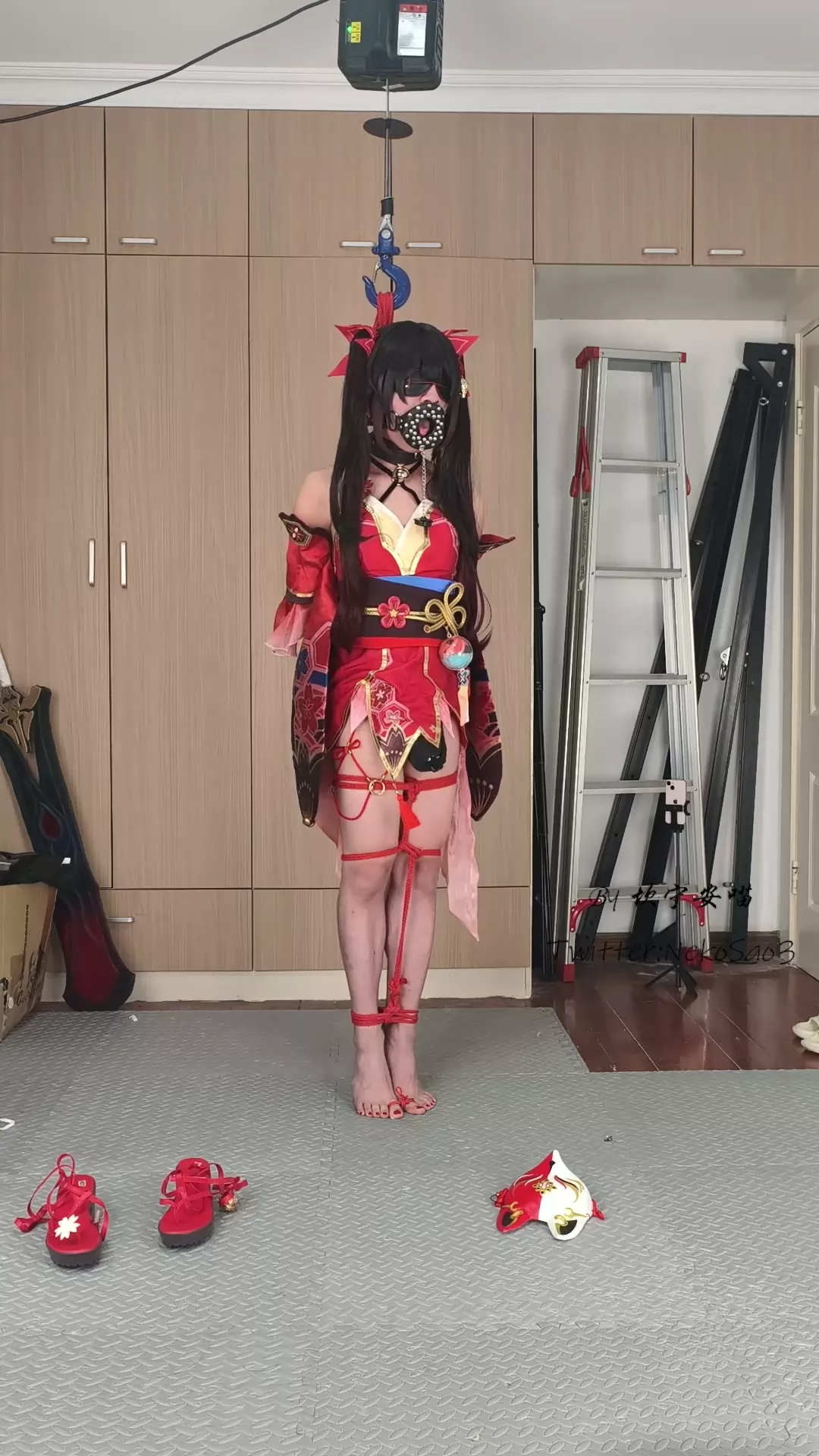 Screenshot 3 from Kan Meow: Hanabi’s Cosplay Peril – Suspended in Bondage