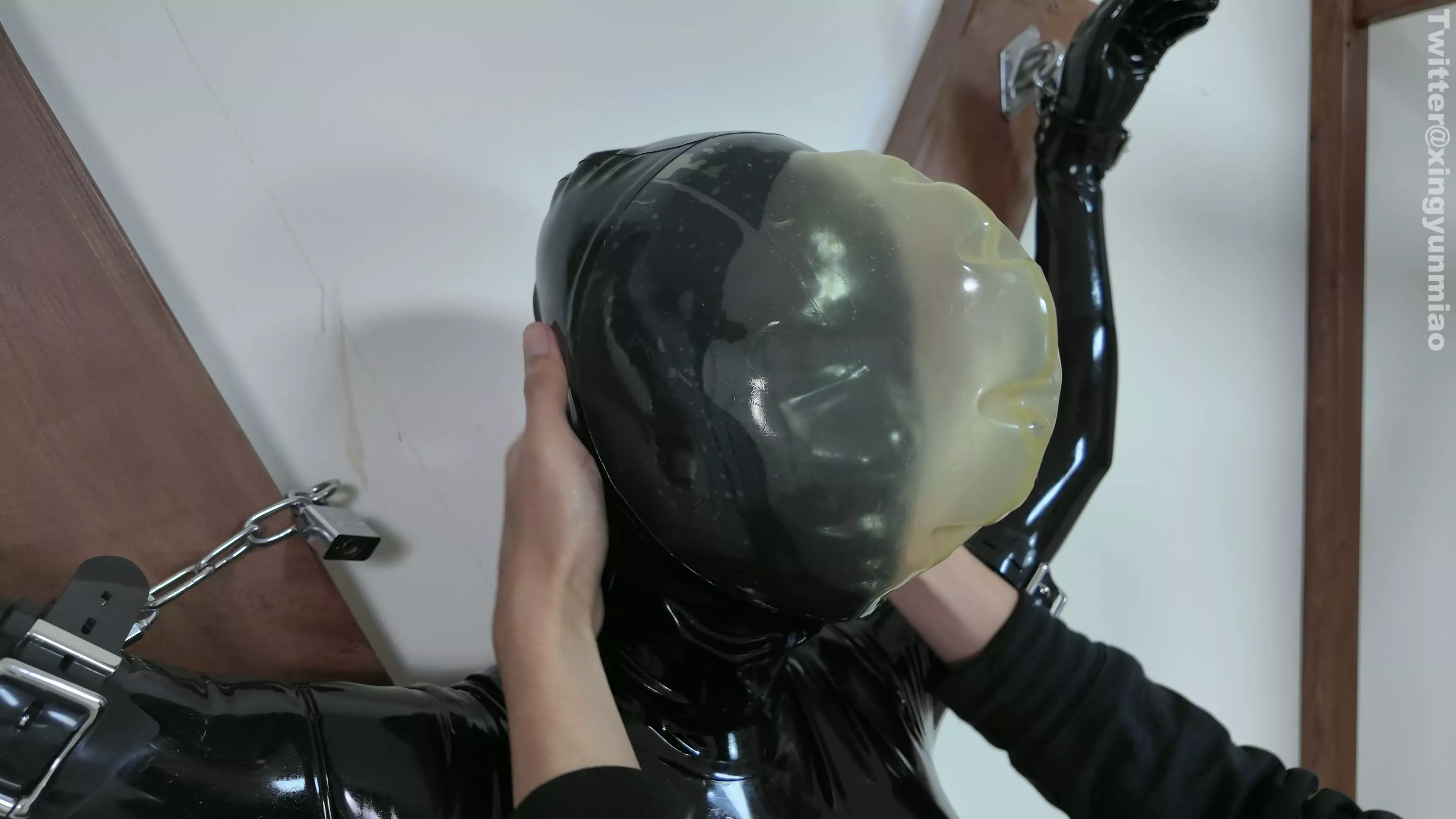Screenshot 6 from ZHUA: Claw’s Extreme Suffocation Hood Challenge