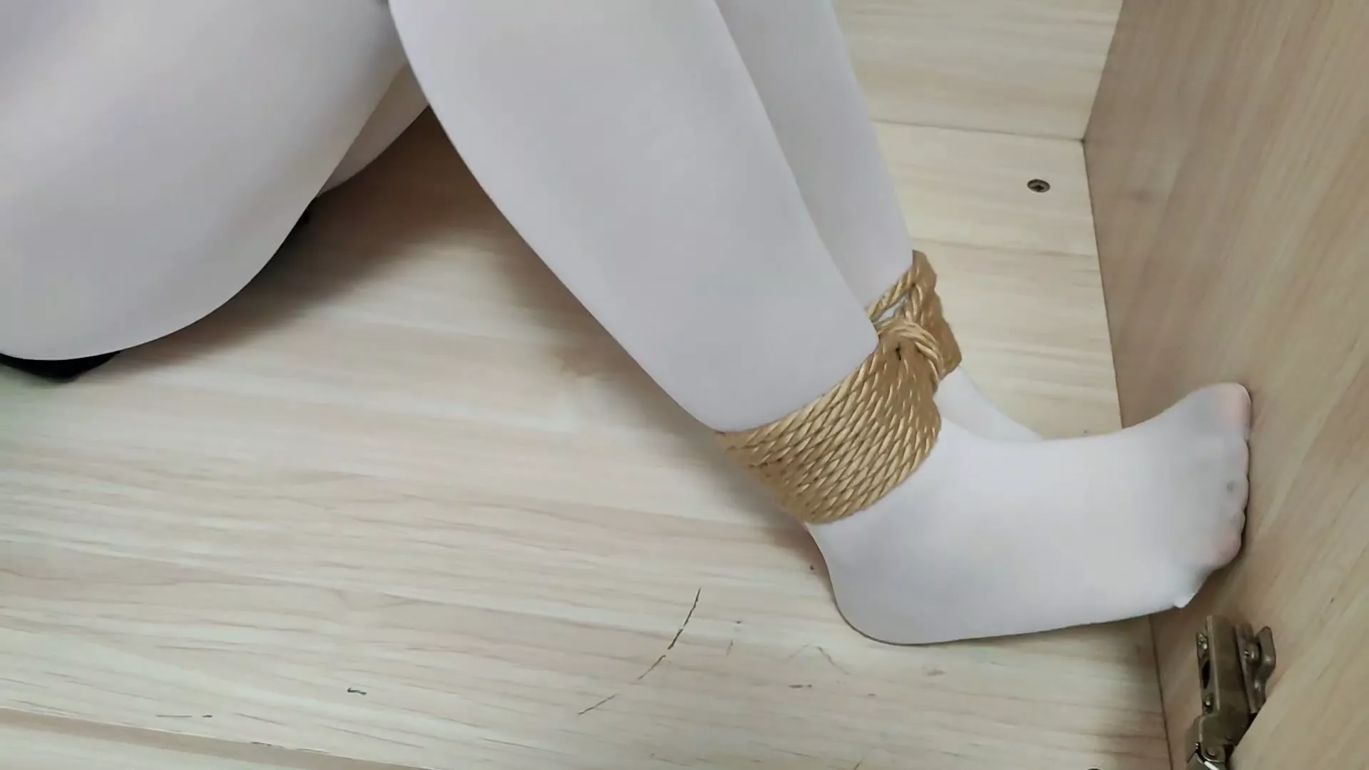 Screenshot 2 from Heyi Original: Silken Struggle in a White Gymnastics Suit