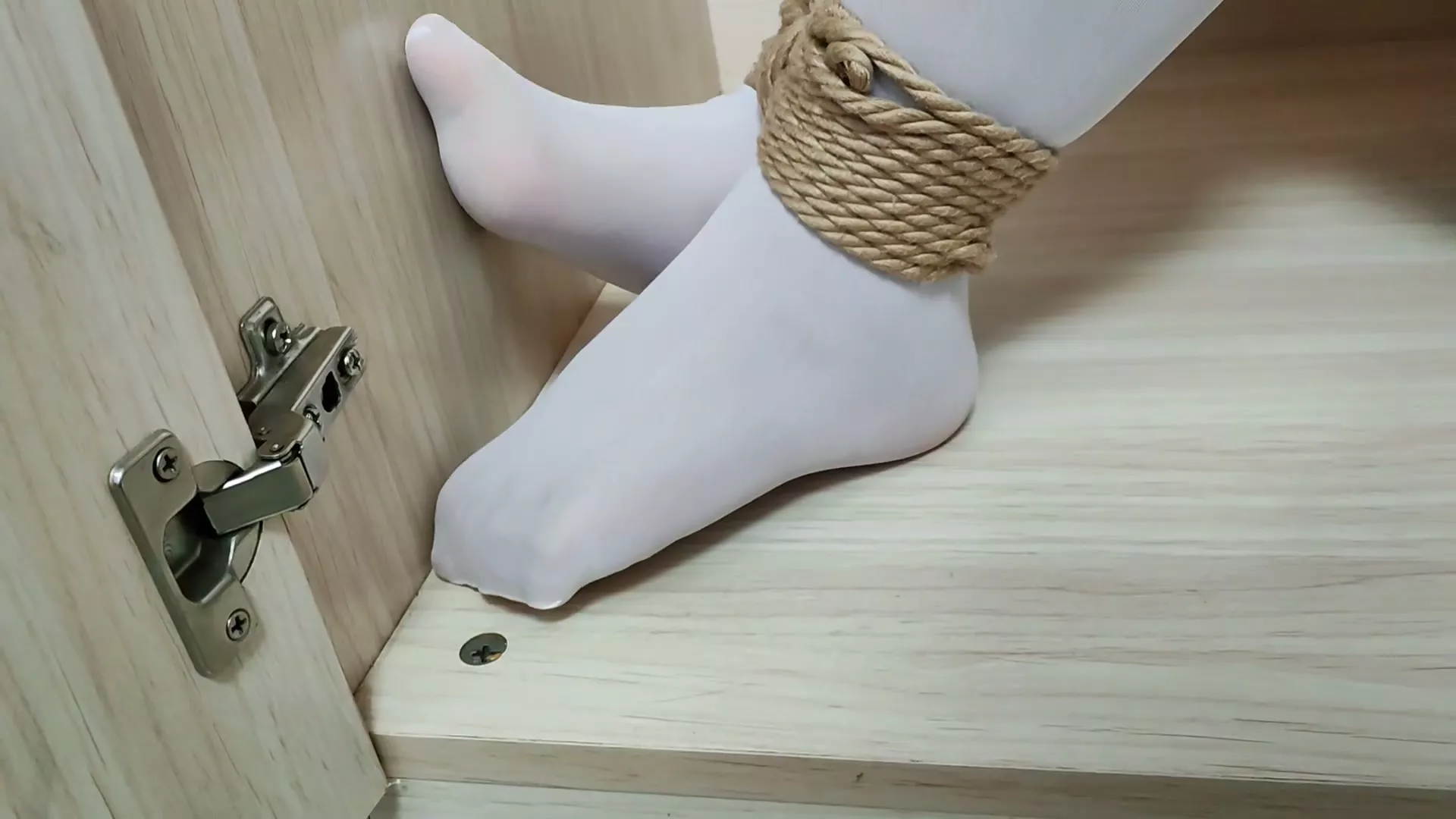 Screenshot 3 from Heyi Original: Silken Struggle in a White Gymnastics Suit