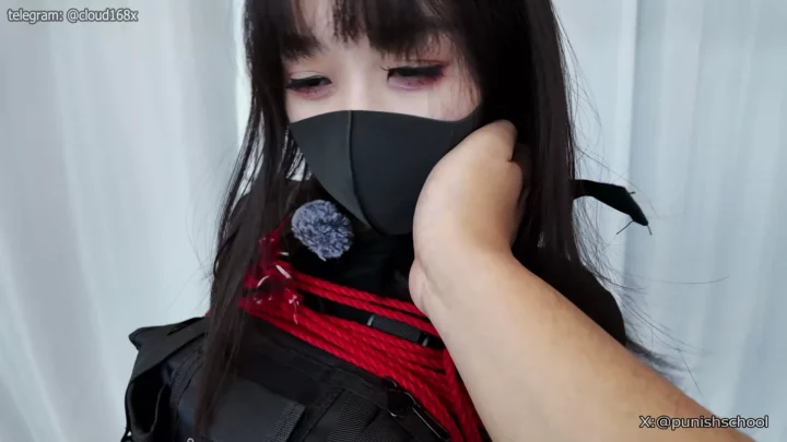 Screenshot 2 from Armed girl’s extreme hanging
