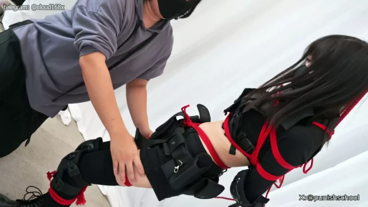 Screenshot 4 from Armed girl’s extreme hanging