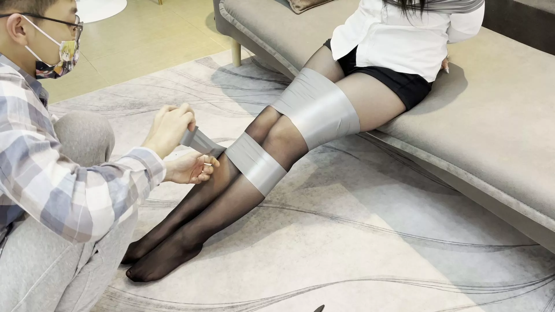 Screenshot 3 from Bound Art Records: Xiao Huai’s Celebrity Debut in Black Stockings