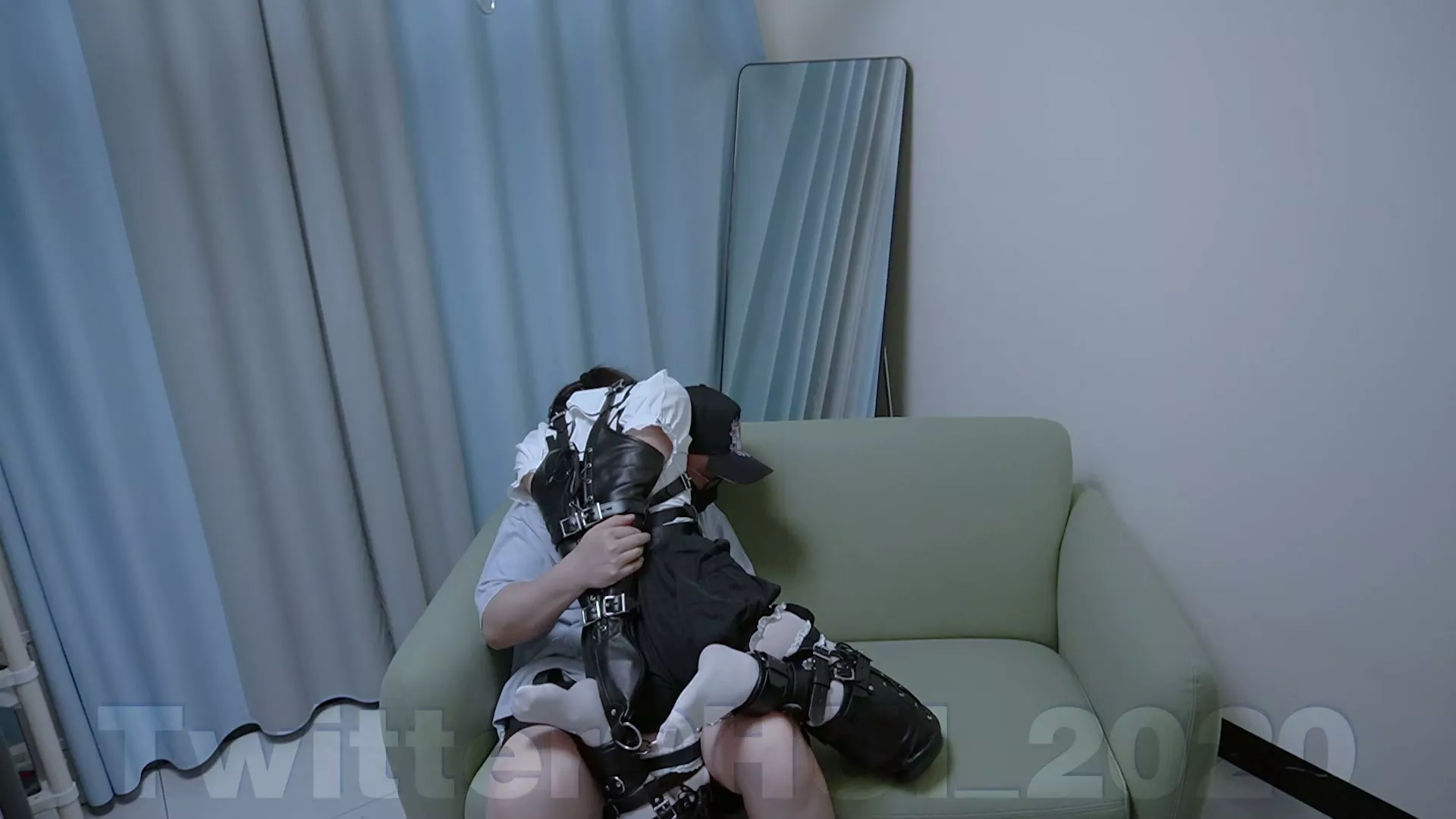 Screenshot 3 from HUI: Bound Beauty’s Icy Indulgence – A Playful Predicament