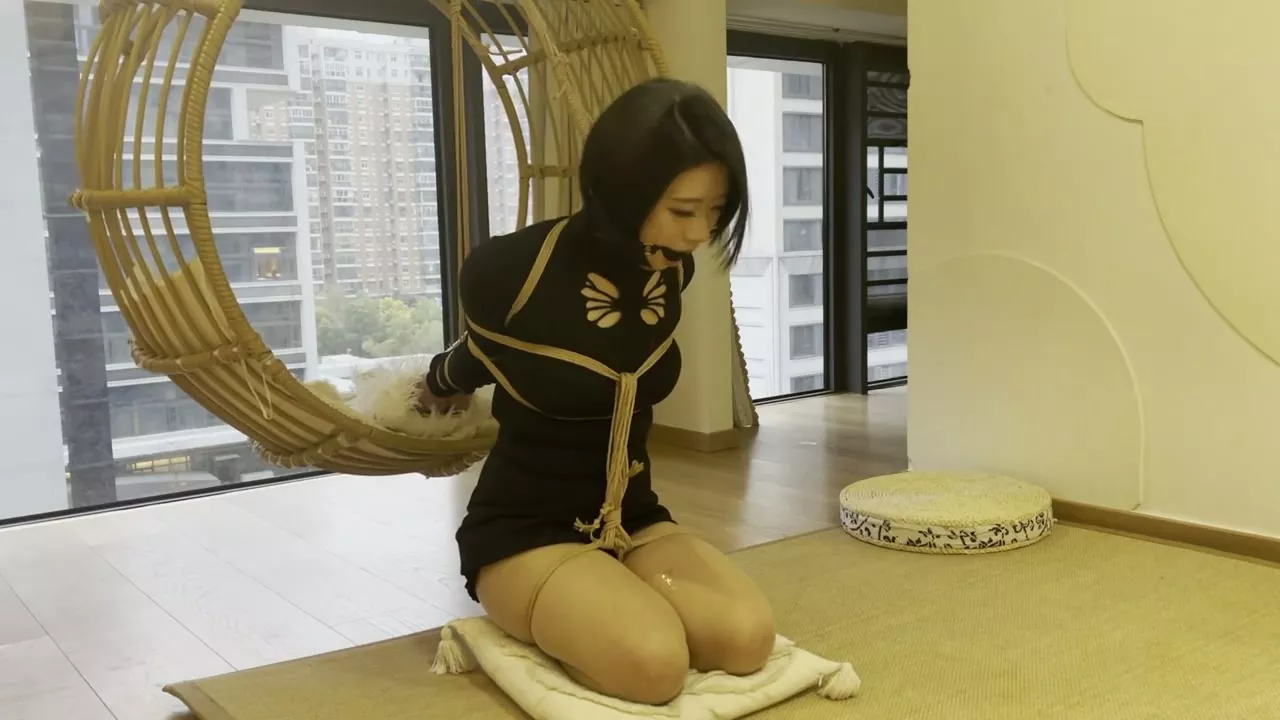Screenshot 3 from Shiyi’s Lemon Gag Bondage: A Saliva-Soaked Predicament