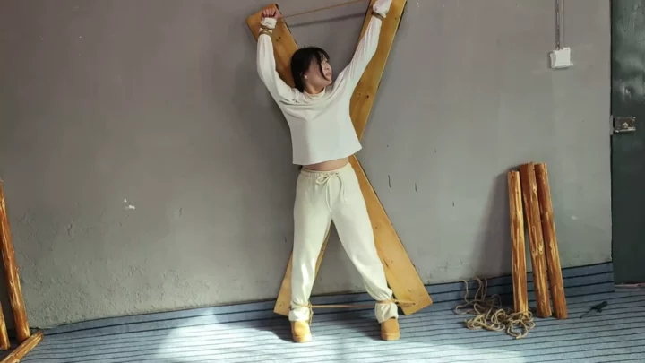 Screenshot 4 from The Kidnapping in the Rope Art Courtyard 2