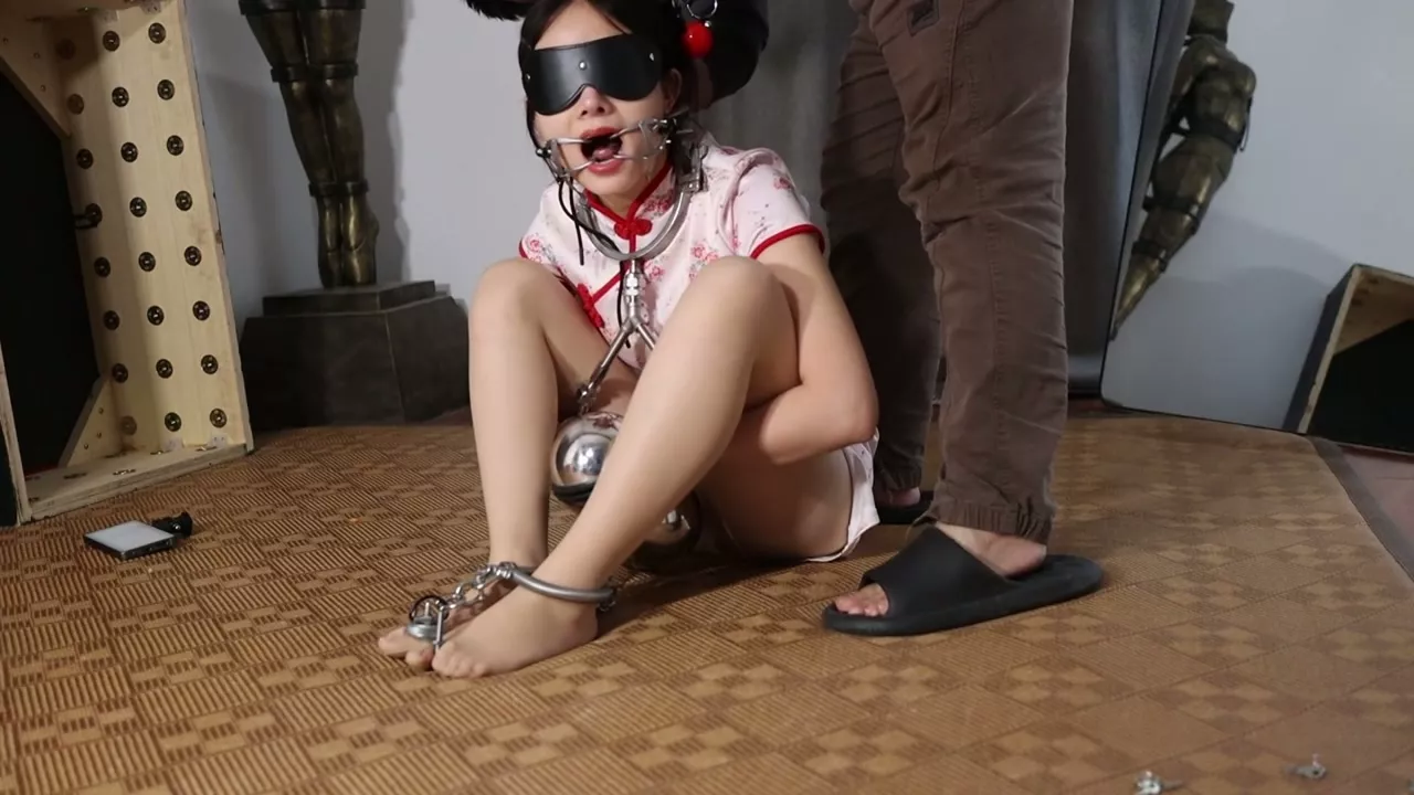 Screenshot 3 from Chinese Cheongsam Beauty Bound & Gagged