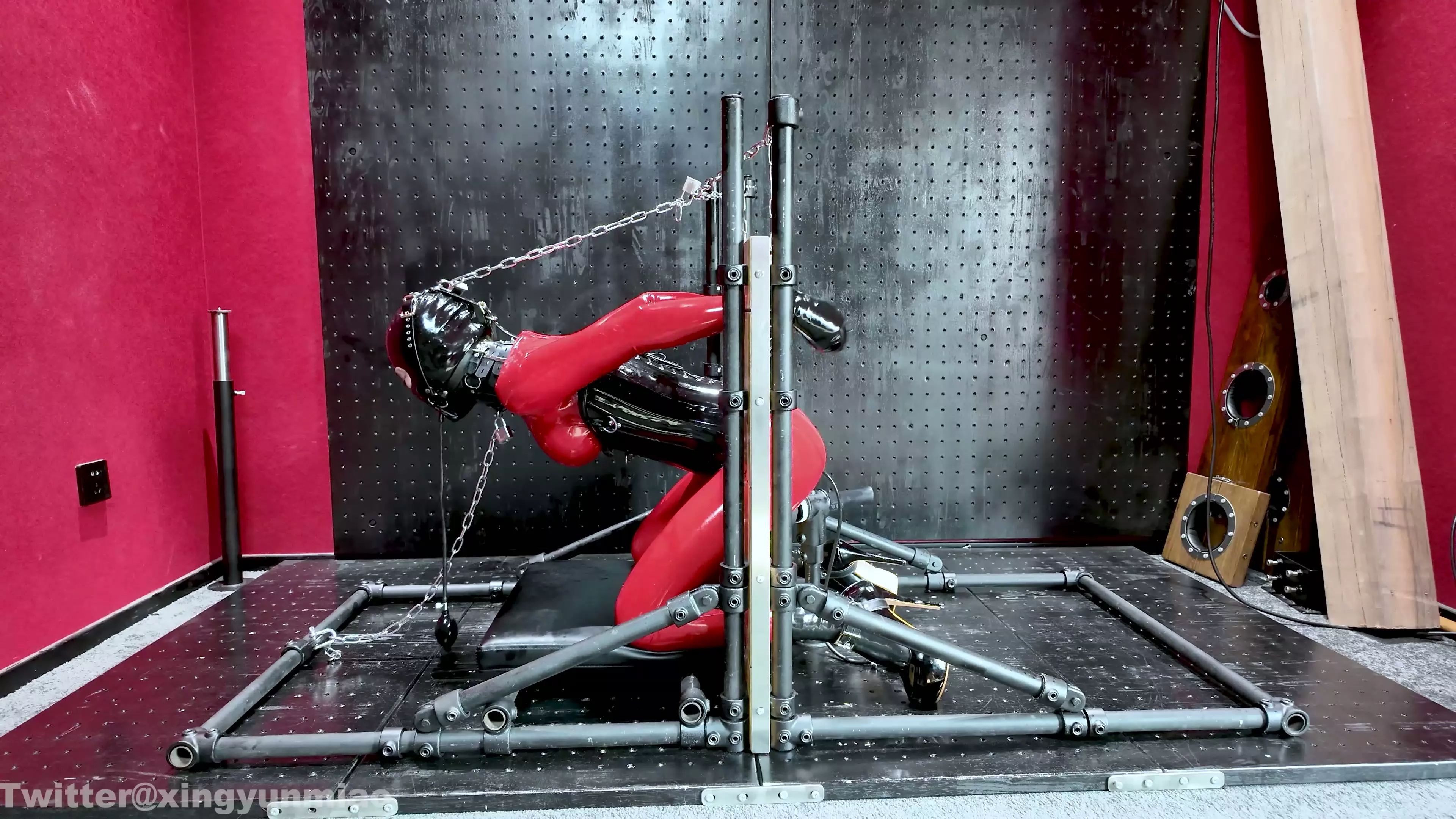 Screenshot 4 from ZHUA’s Ultimate Chinese Torture Device: Massive Restraint