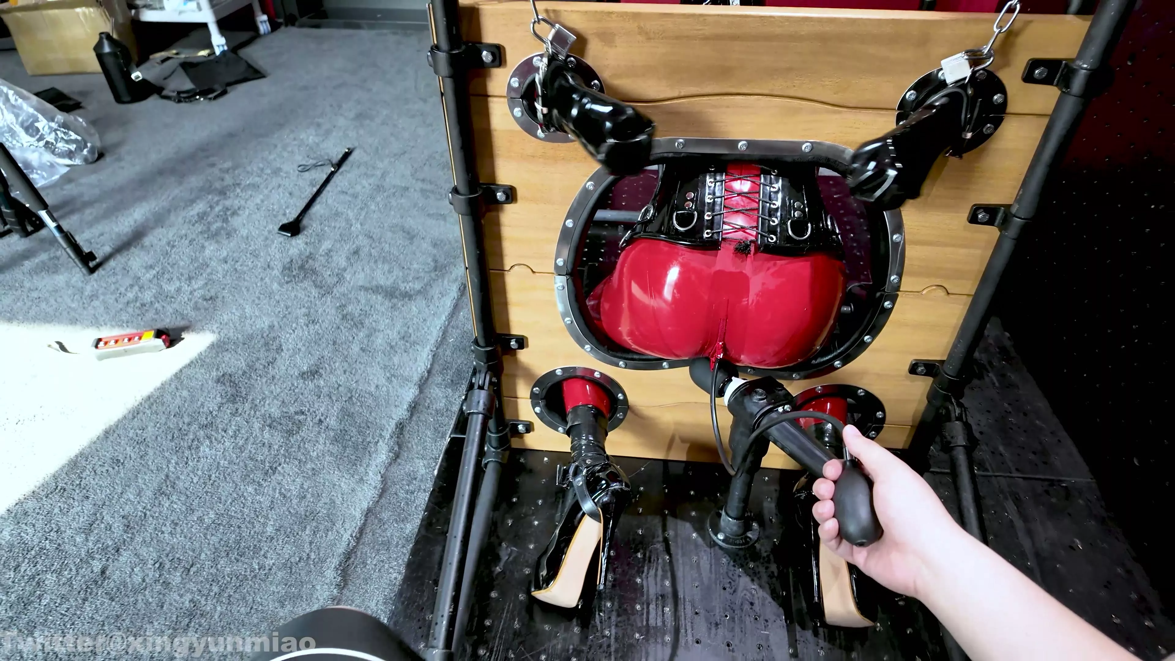 Screenshot 5 from ZHUA’s Ultimate Chinese Torture Device: Massive Restraint