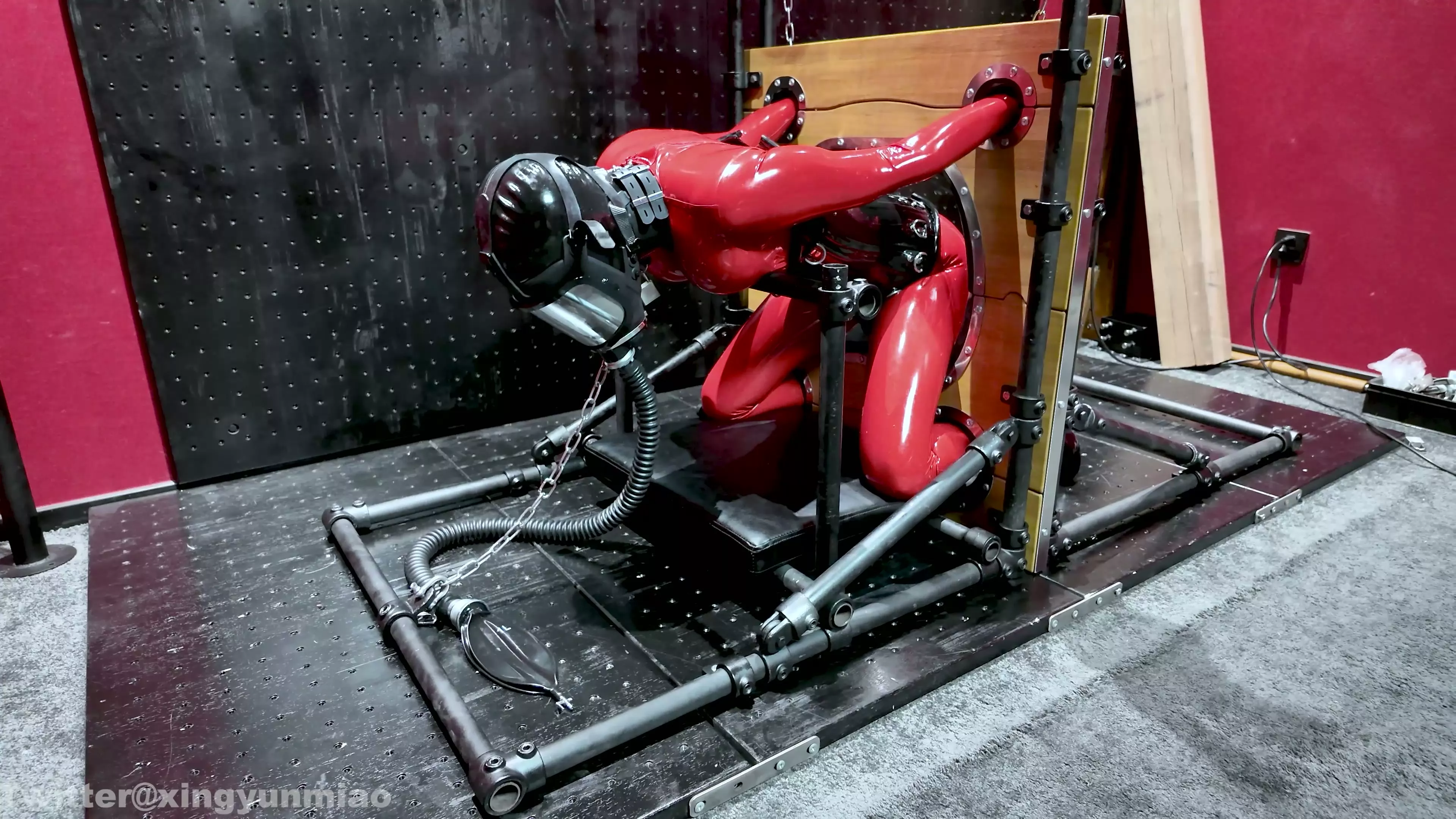 Screenshot 7 from ZHUA’s Ultimate Chinese Torture Device: Massive Restraint