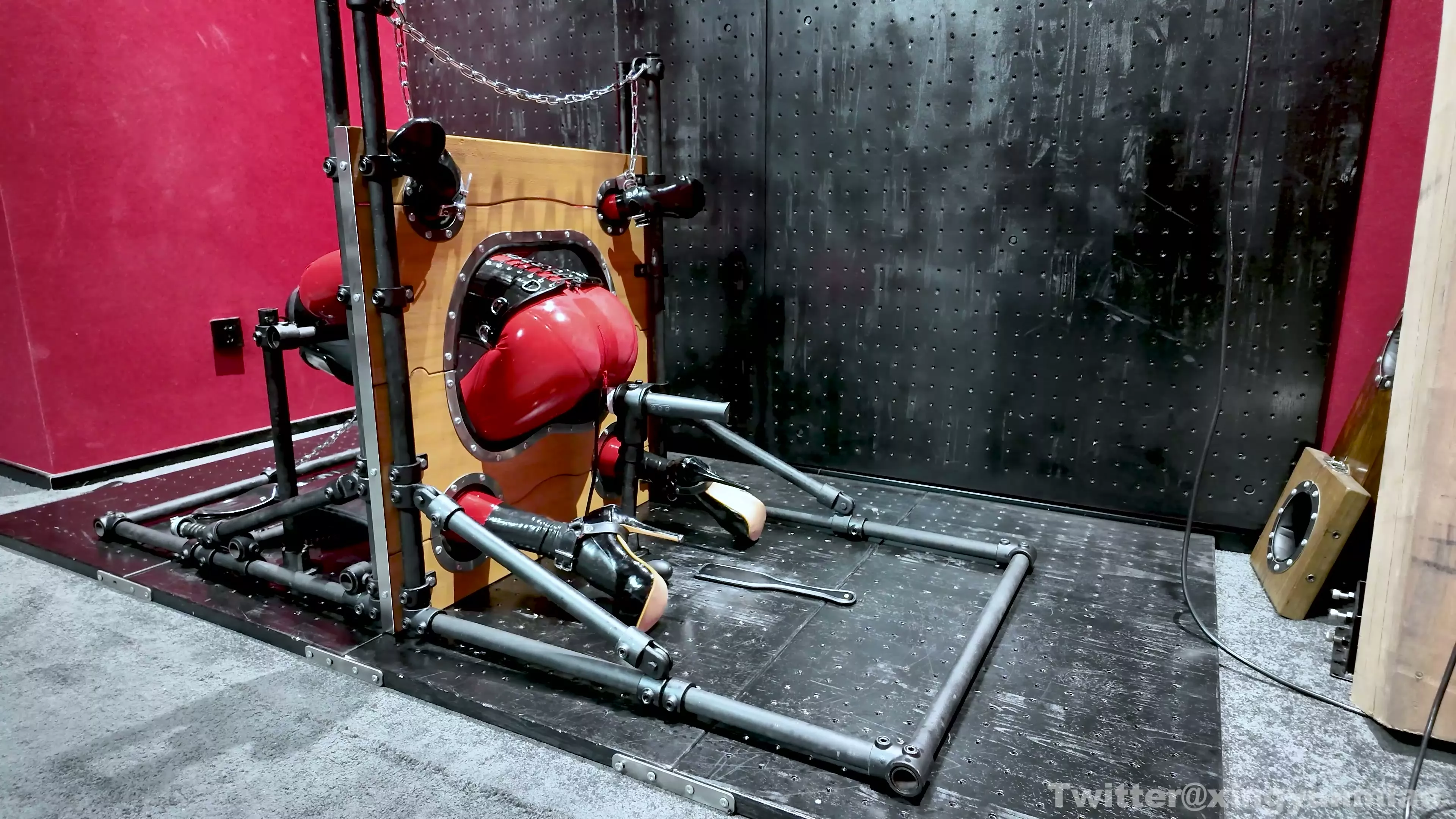 Screenshot 8 from ZHUA’s Ultimate Chinese Torture Device: Massive Restraint