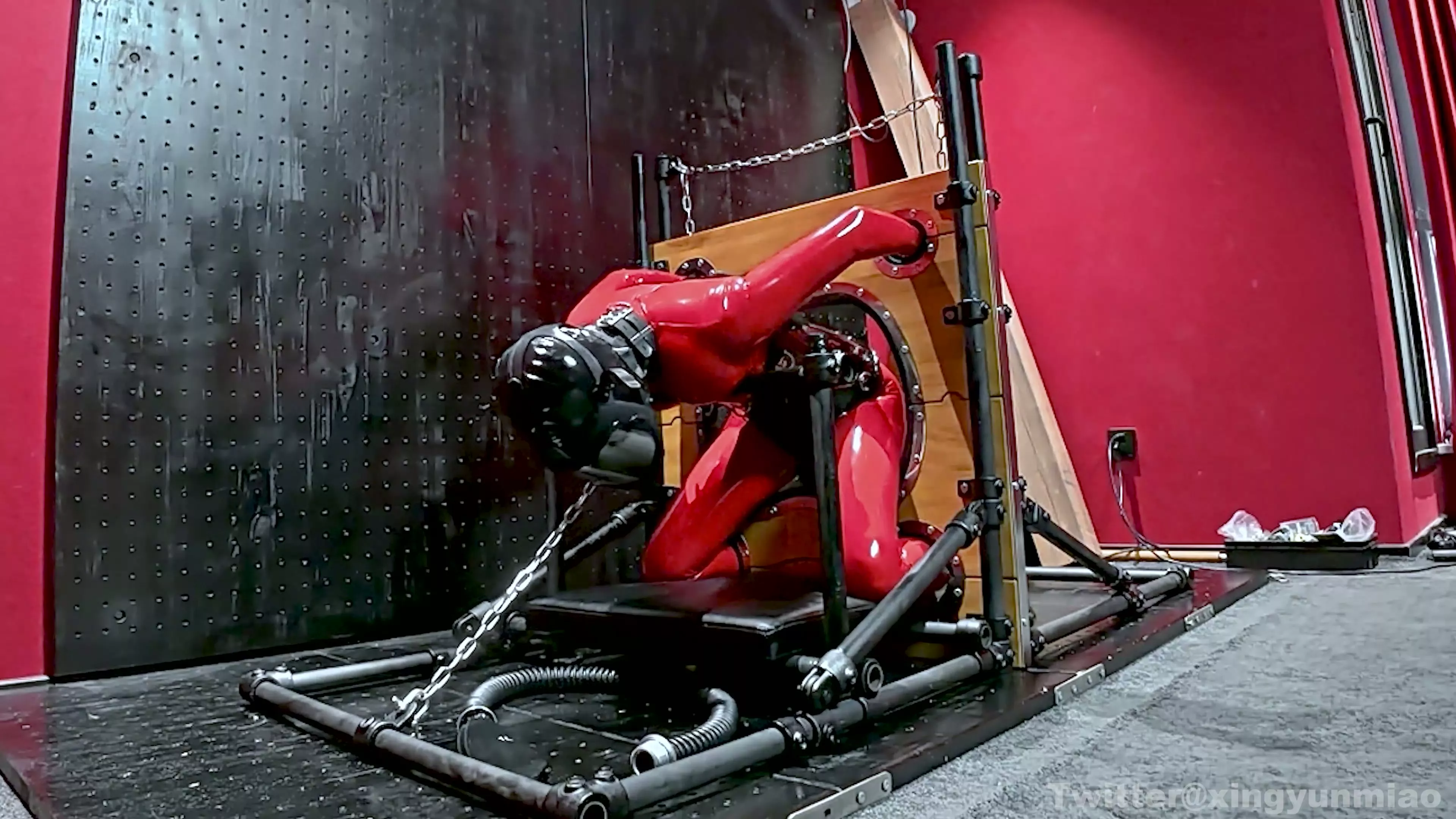 Screenshot 9 from ZHUA’s Ultimate Chinese Torture Device: Massive Restraint