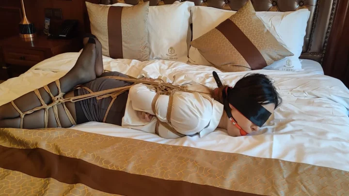 Willing Studio: Bai Yang’s Intense Hogtie Predicament