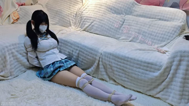 年年：JK制服捆绑与胶带封口之乐