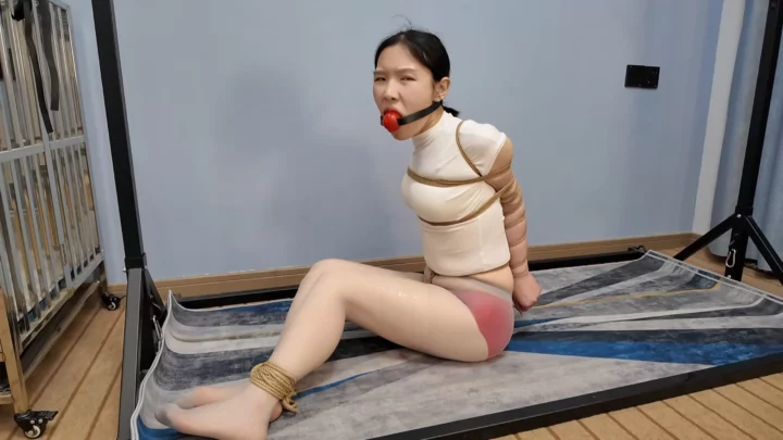 李大侠による南宮悦の激しいギャグトレーニング