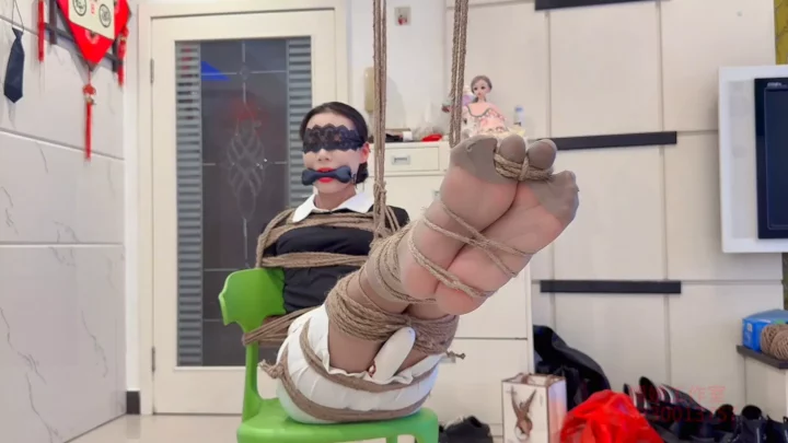 Mei Niang Studio: Intense Chair Suspension & Gag Training