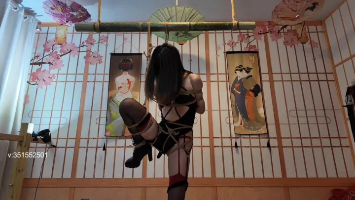 Liang Yue’s Unexpected Frogtie Predicament – Beloved by One Rope