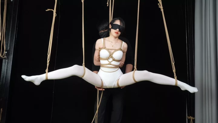 Yi An: White Stockings & School Swimsuit Suspension Torture
