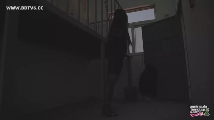 Jinan Rope: Rooftop Encounter – Awaiting Her Fate