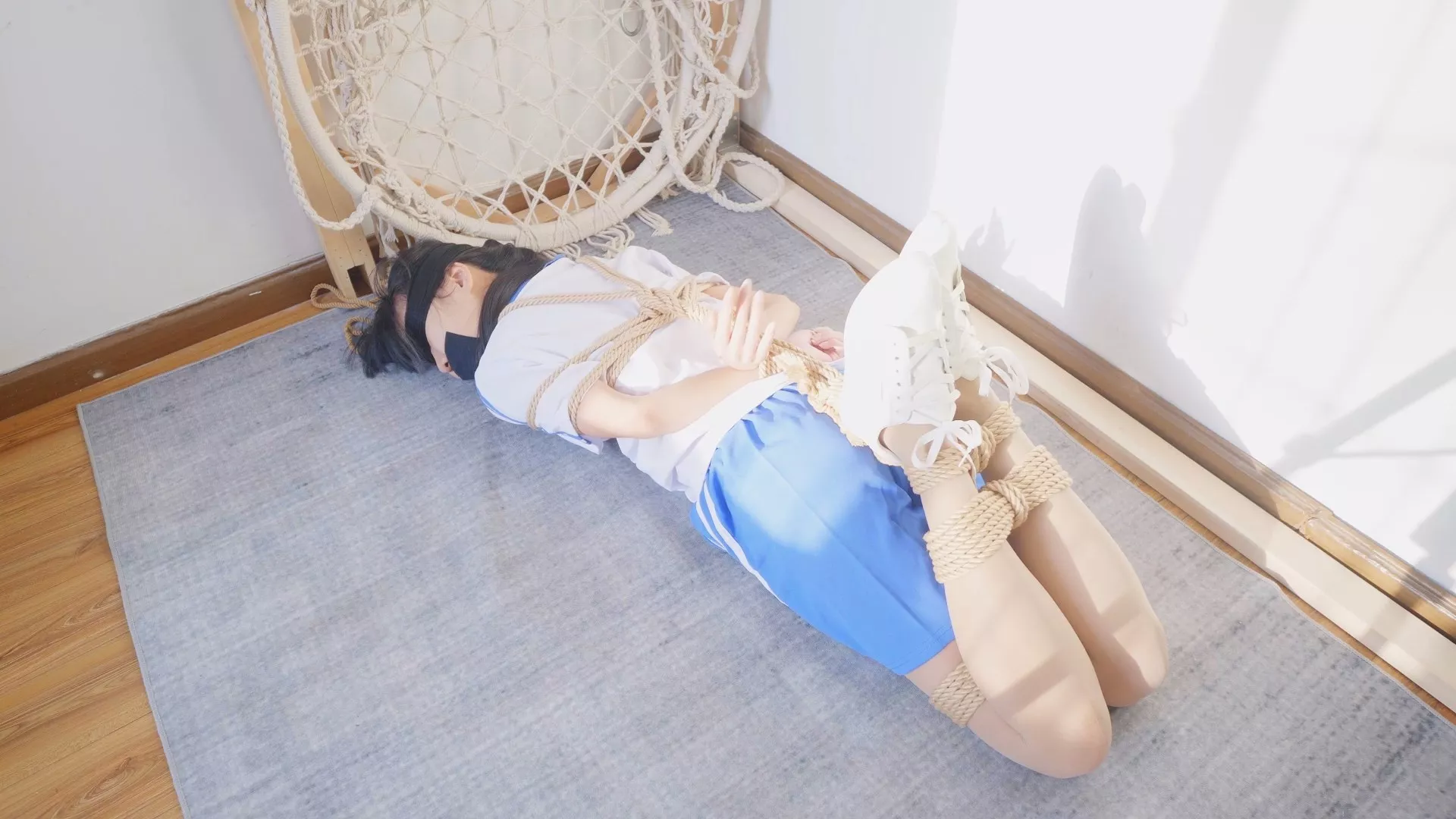 Screenshot 1 from Kidnapped female student, tied up, put to struggle