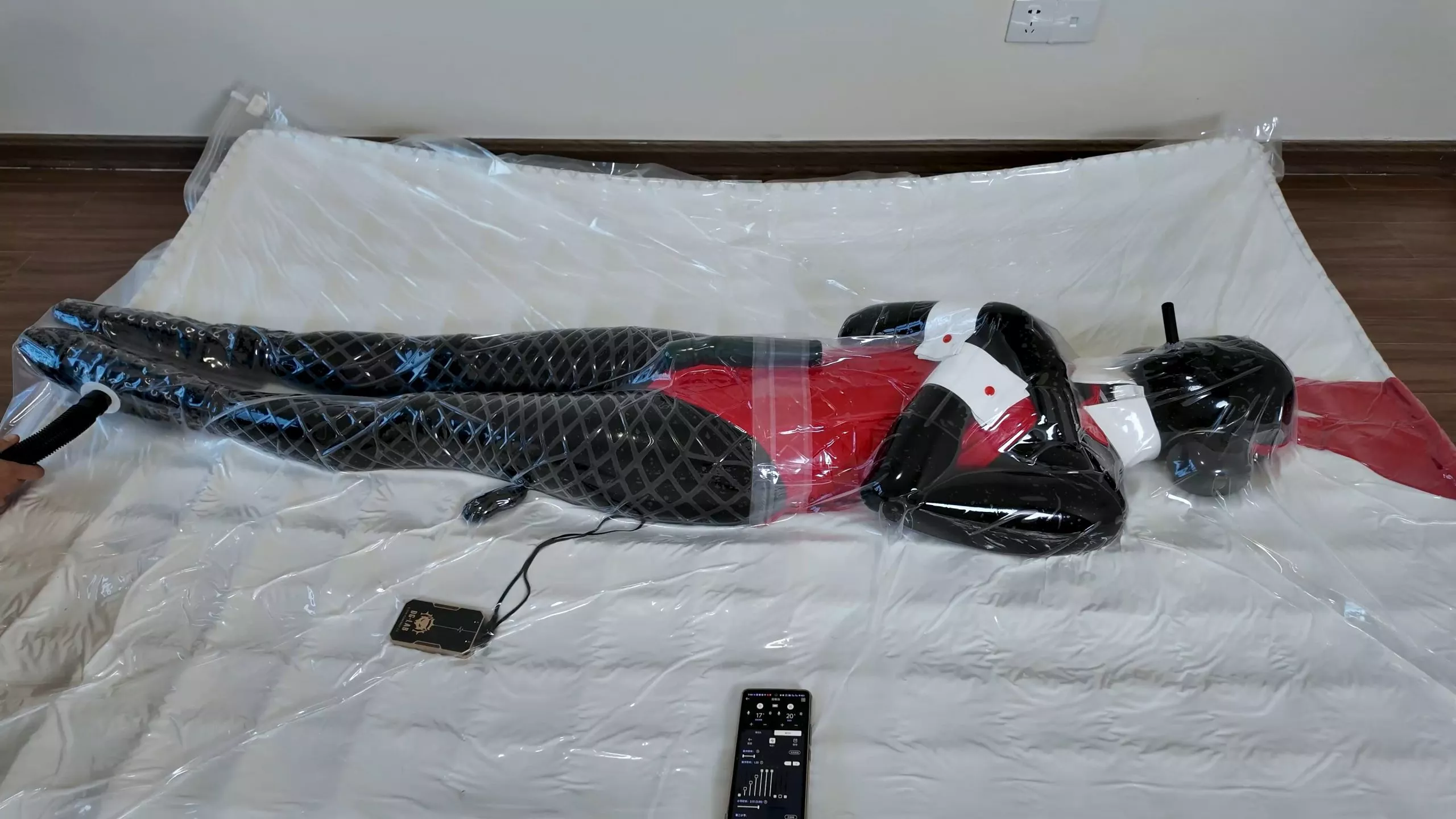 Screenshot 1 from Compressed and Plastic-sealed Latex Bunny Girl