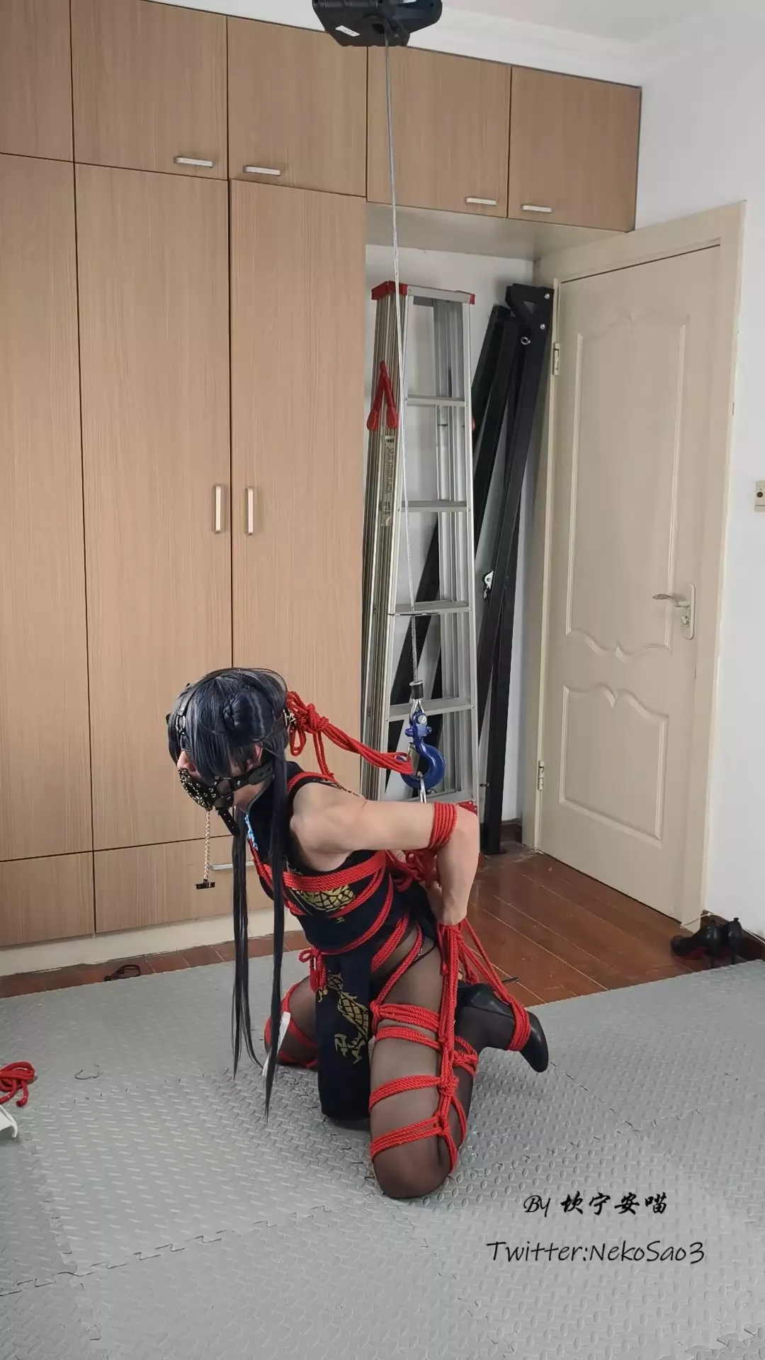 Screenshot 1 from Kan Meow: Kisaki’s Extreme Self-Bondage Frogtie Challenge