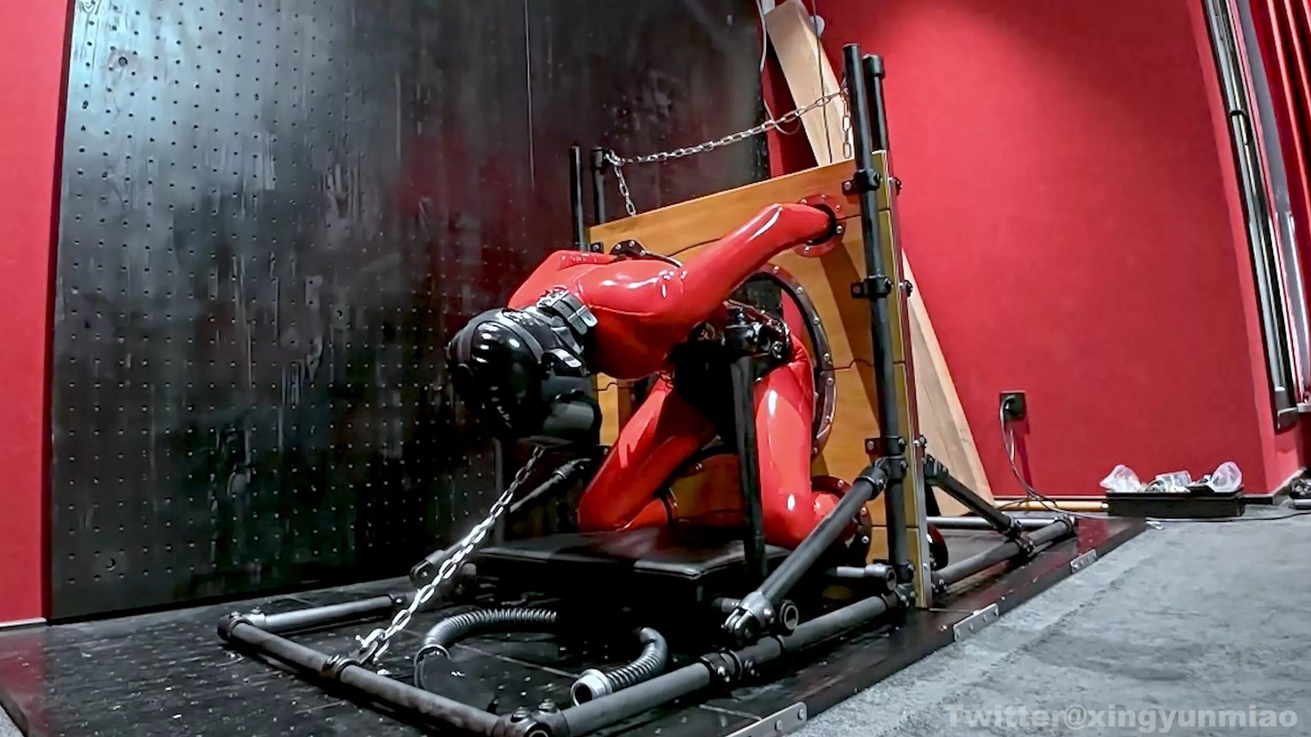 Screenshot 1 from ZHUA’s Ultimate Chinese Torture Device: Massive Restraint