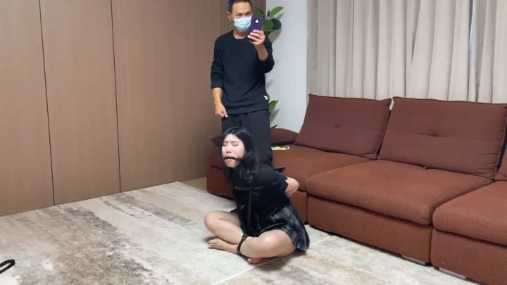 Screenshot 7 from Home Visit: Bad Girl’s Debt Leads to Wu Han’s Predicament