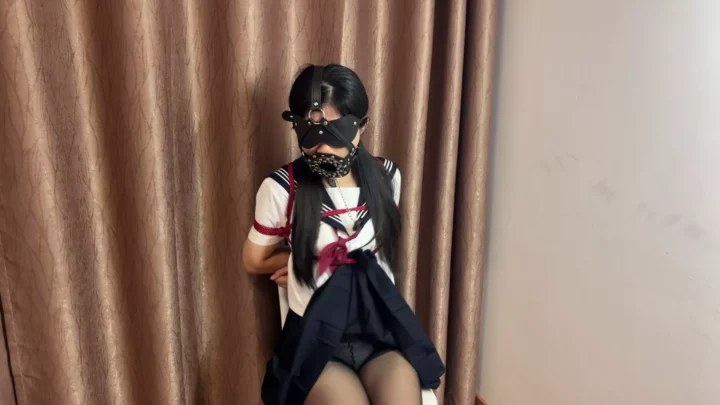 Screenshot 2 from Xiaoxing: Schoolgirl’s Corridor Terror – Barefoot & Bound