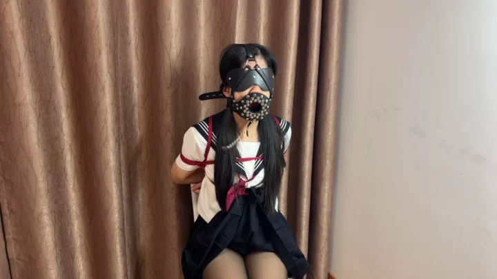 Screenshot 5 from Xiaoxing: Schoolgirl’s Corridor Terror – Barefoot & Bound