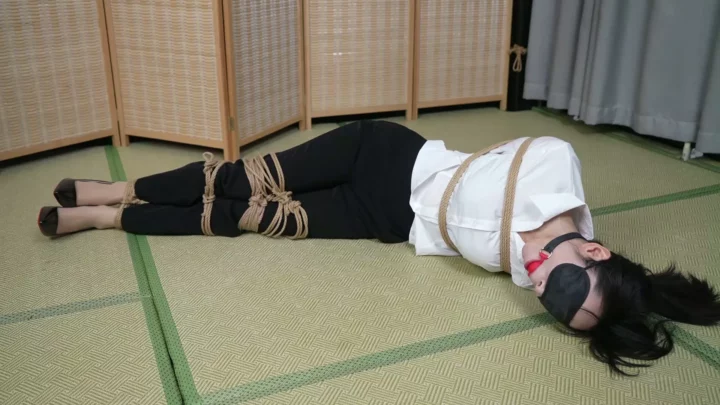 Screenshot 3 from Abducted in Heels: Chinese Office Lady’s Bound Predicament