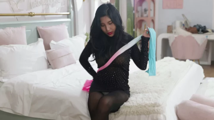 Screenshot 2 from Red Carp Studio: Vibrant Stockings Mummification