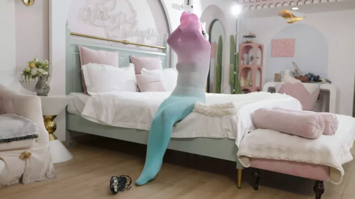 Screenshot 6 from Red Carp Studio: Vibrant Stockings Mummification