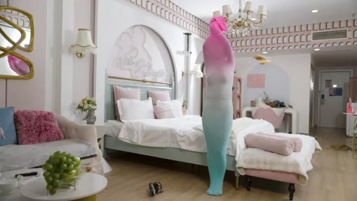 Screenshot 7 from Red Carp Studio: Vibrant Stockings Mummification
