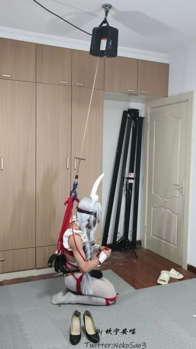 Screenshot 5 from Kan Meow: Extreme Self-Bondage with the Fiji Cup