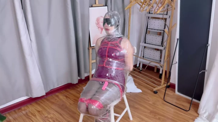 Screenshot 7 from MUMUZI: Xiaojiu’s Extreme Plastic Wrap Mummification & Liquid Drizzle