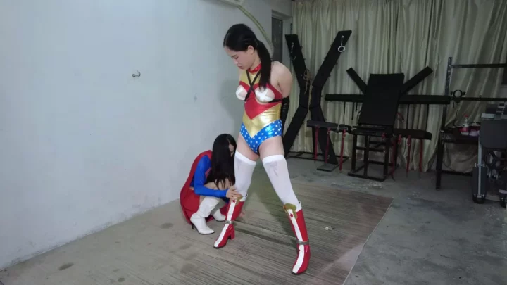 Screenshot 3 from Superwoman vs. Wonder Woman: Sakura Bunch Original