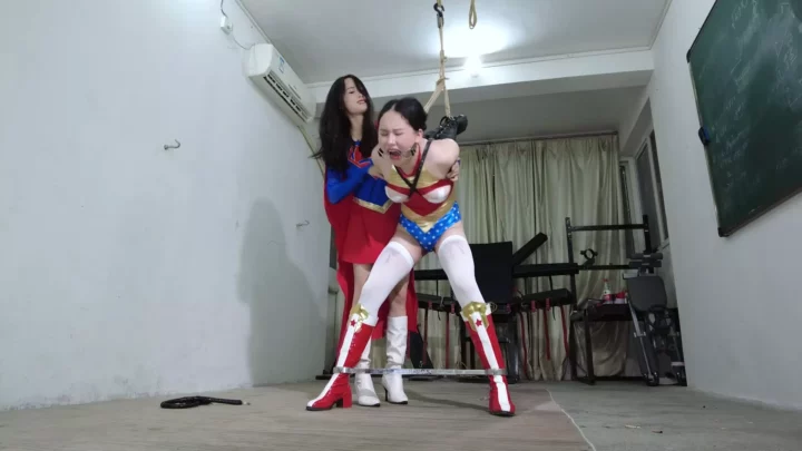 Screenshot 5 from Superwoman vs. Wonder Woman: Sakura Bunch Original