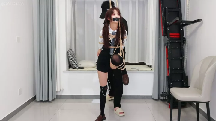 Screenshot 3 from Heart Delight Art Beam: Bound in Silk, Hung by Her Feet