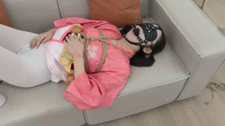Screenshot 4 from Fan Xiaoxiao: Helpless in White Silk & Hogtie Bondage