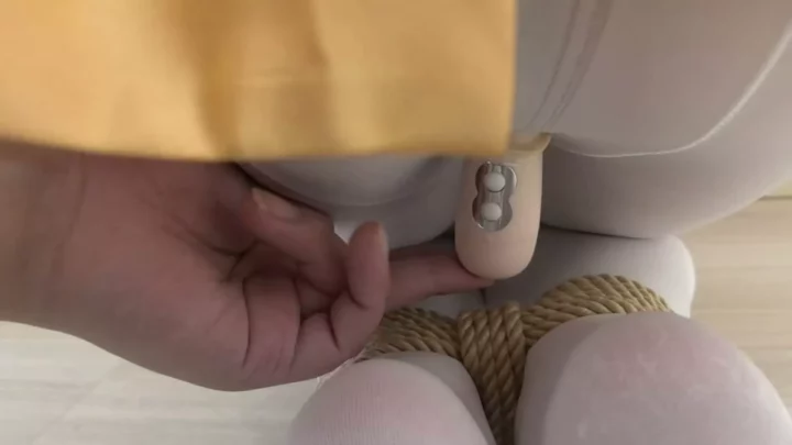 Screenshot 6 from Fan Xiaoxiao: Helpless in White Silk & Hogtie Bondage