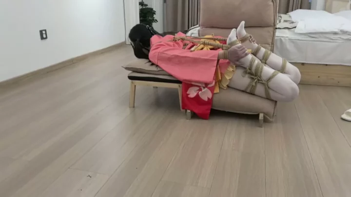 Screenshot 9 from Fan Xiaoxiao: Helpless in White Silk & Hogtie Bondage