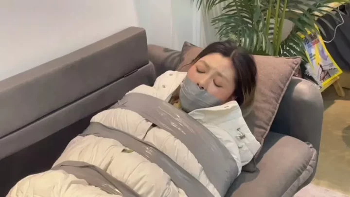 Screenshot 4 from Xiao Han’s Silent Struggle: Bound in a Thick Down Jacket